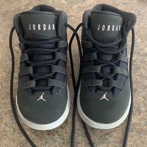 Air Jordan toddler girl size 9 only worn twice. Great condition